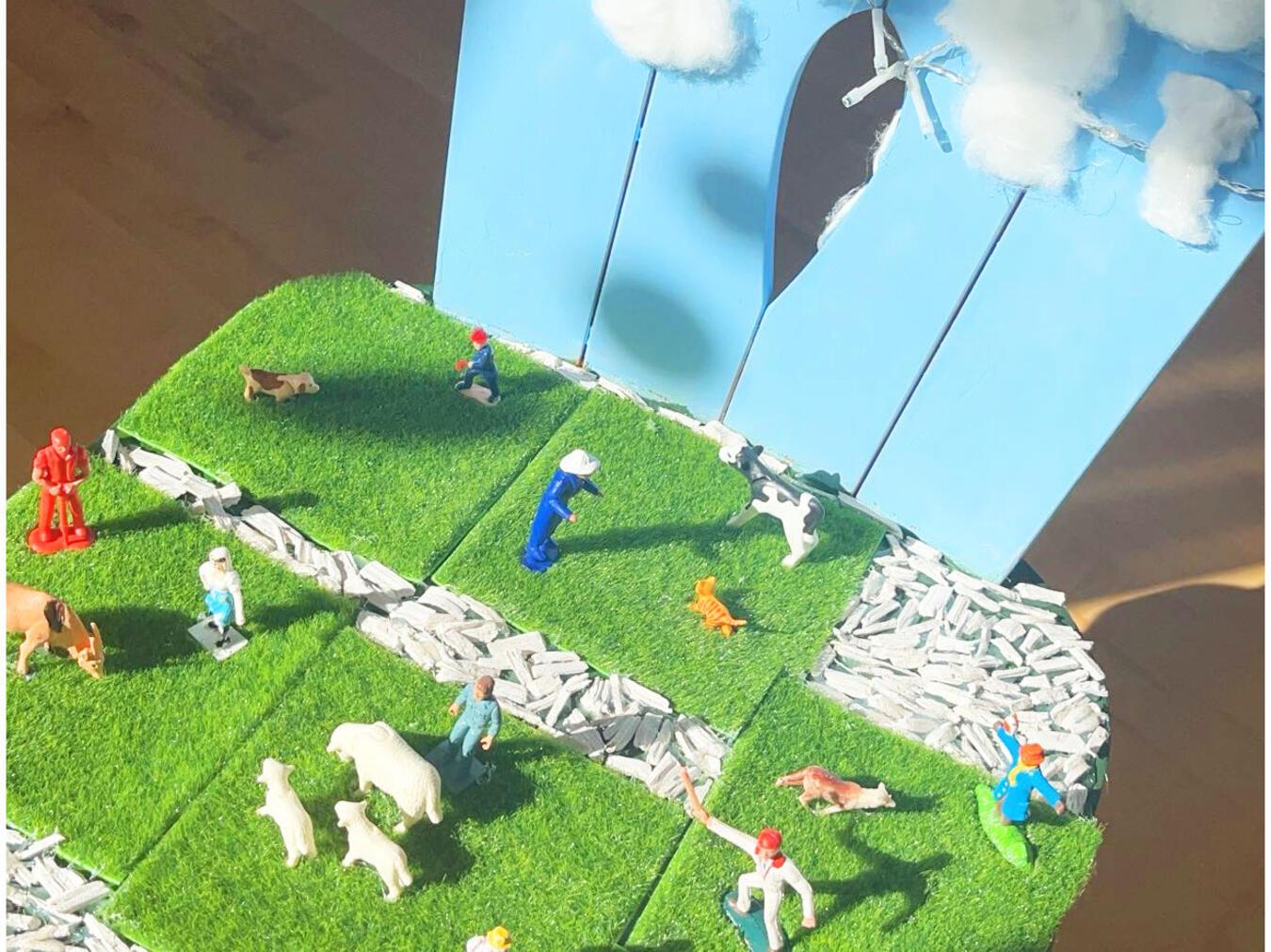 Finja stellt ihren Stuhl mit „Himmel und Hölle“ vor.Foto: privat