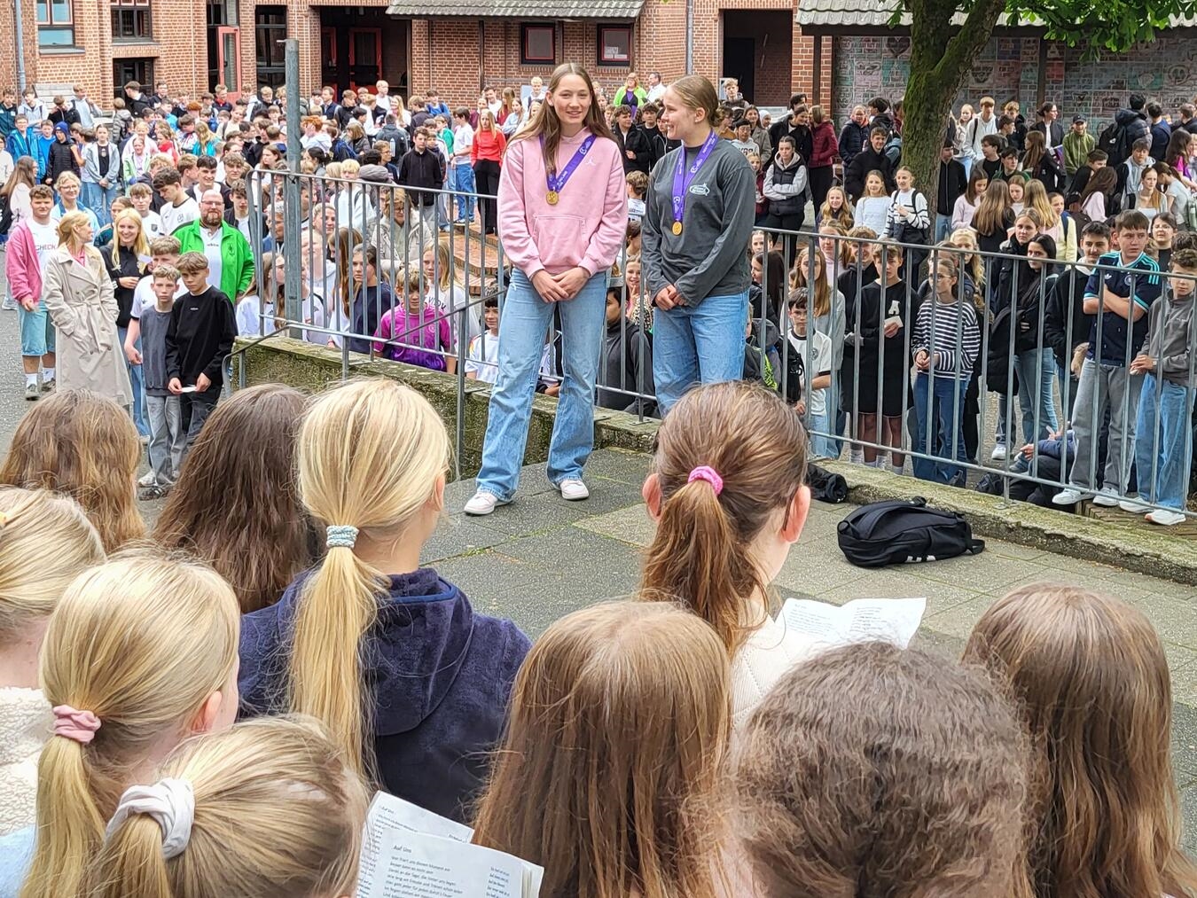 Zwischen Latein-Klausur und EM-Pokal: Geldern feiert seine Europameisterinnen "Fiona Intgenshorst und Mia Giesen beim Empfang am Friedrich-Spee-Gymnasium"