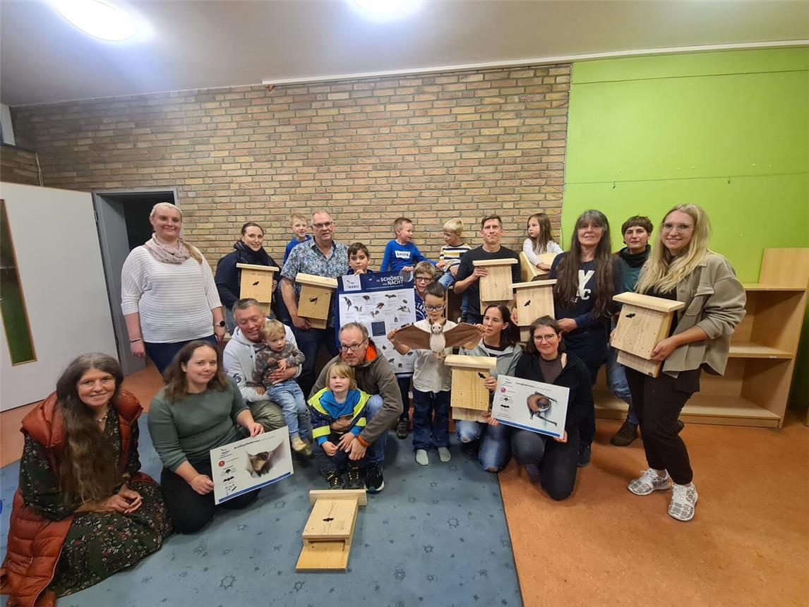Fleißige Handwerker mit ihren selbstgebauten Quartieren für Fledermäuse. Foto: Arenacum
