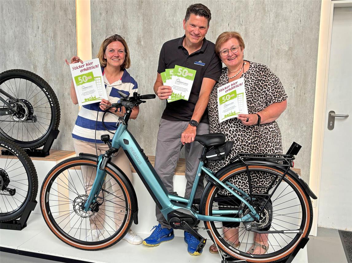 Fleißige Marken-Sammler haben die Chance auf ein Pedelec: Nicole Thissen (Werbering-Geschäftsführerin), Carlo Lörper (Fahrrad Lörper) und Karin Arntz (Werbering-Vorstand, v. l.) laden zum Mitmachen ein. NN-Foto: CDS