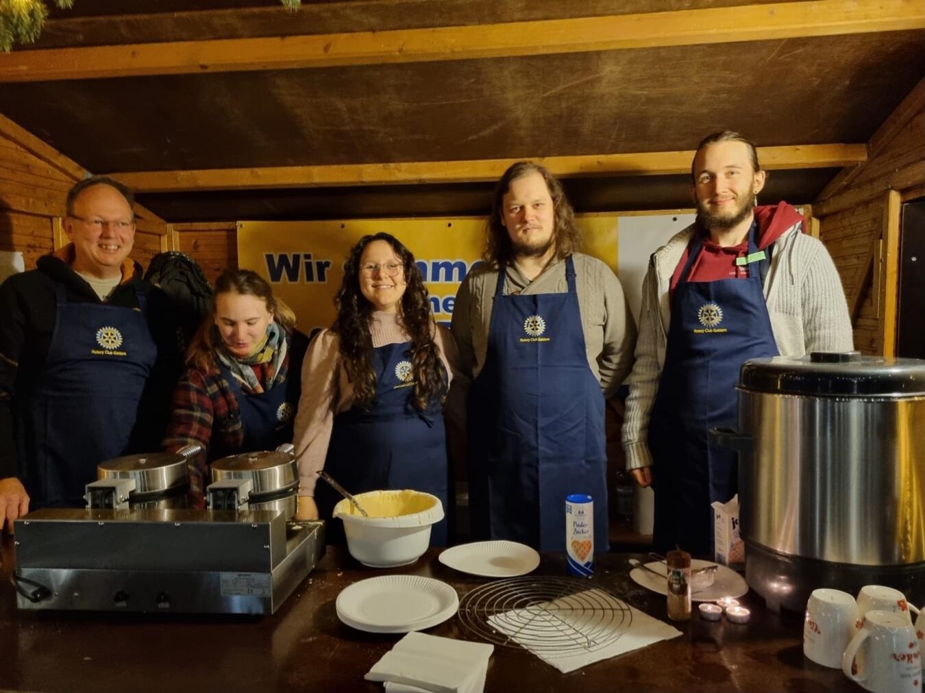 Fleißige Rotaracter beim Waffelbacken.Foto: privat 