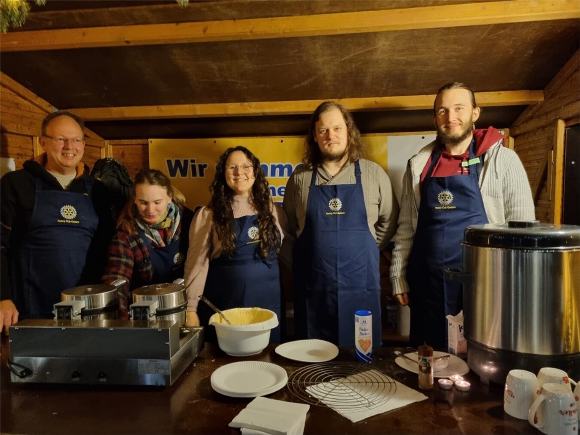 Fleißige Rotaracter beim Waffelbacken.Foto: privat 