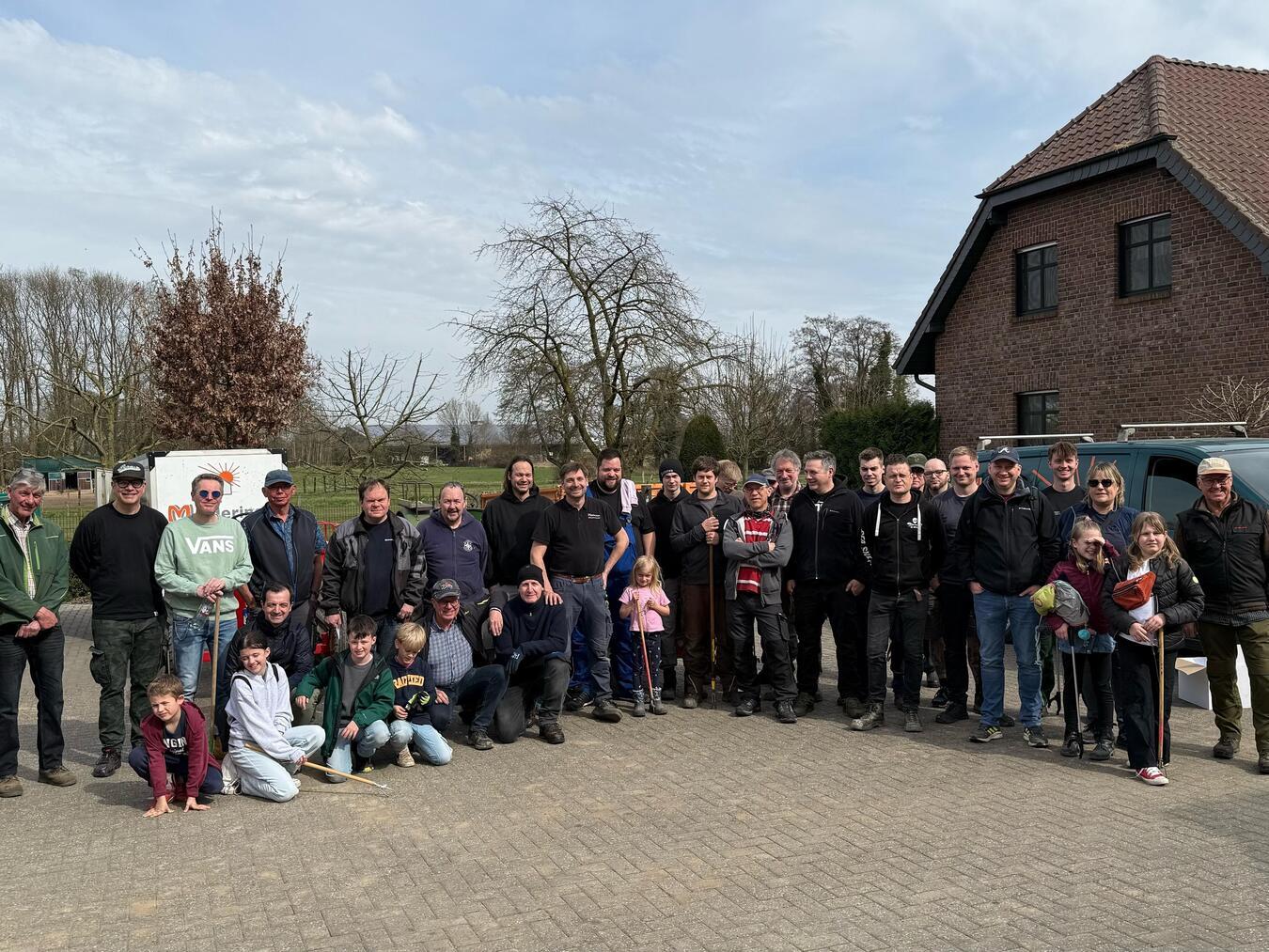 Fleißige Sammler säubern die Natur um Obereyll von Müll. Foto: Privat