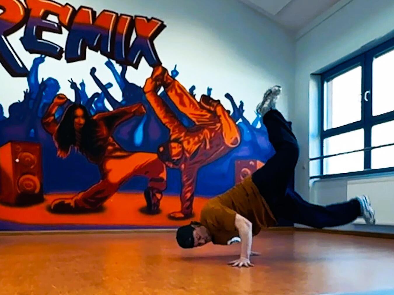 Florian Artz aus Kleve leitet den kostenlosen Breakdance-Kurs im Reeser Jugendhaus Remix. Foto: Stadt Rees