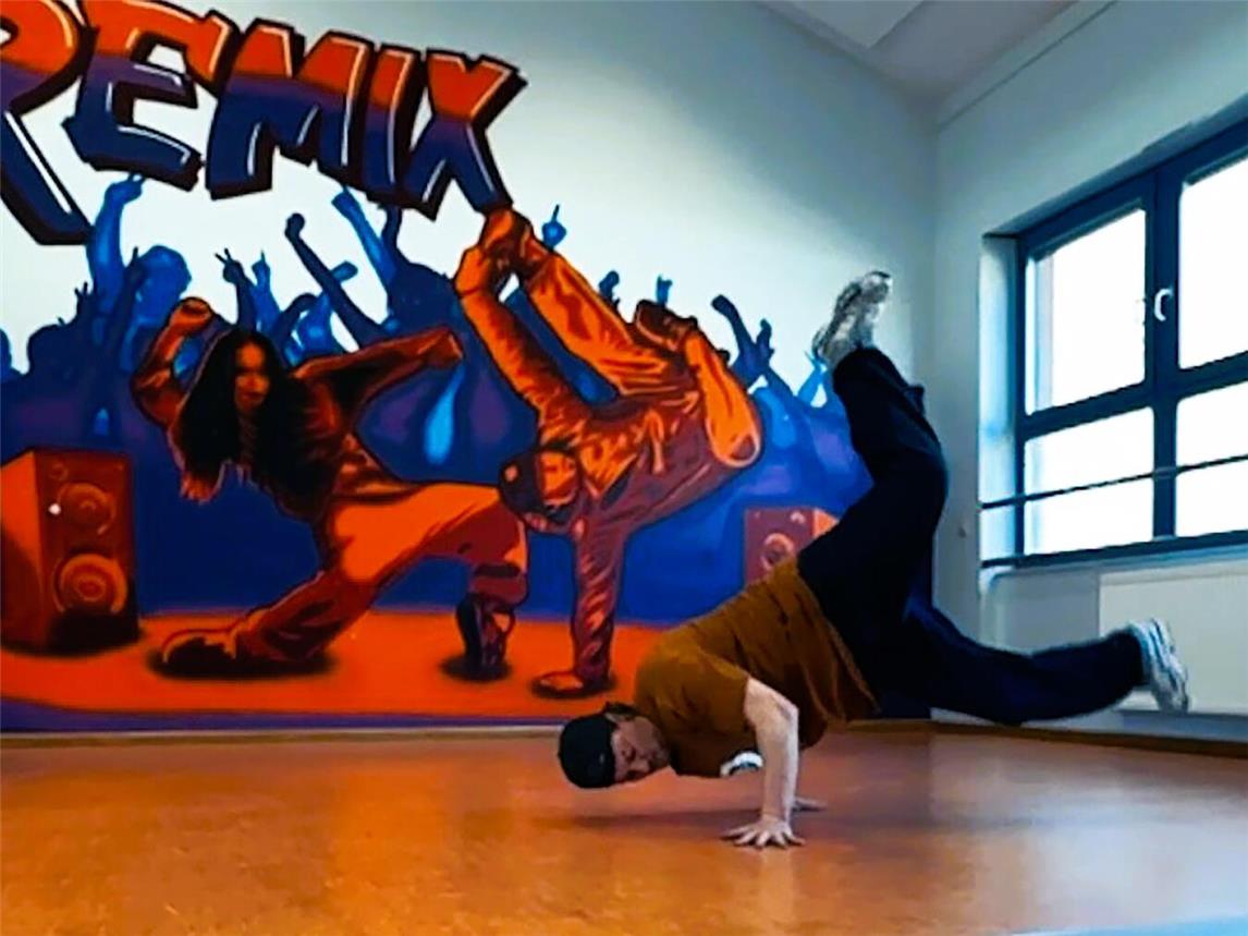 Florian Artz aus Kleve leitet den kostenlosen Breakdance-Kurs im Reeser Jugendhaus Remix. Foto: Stadt Rees