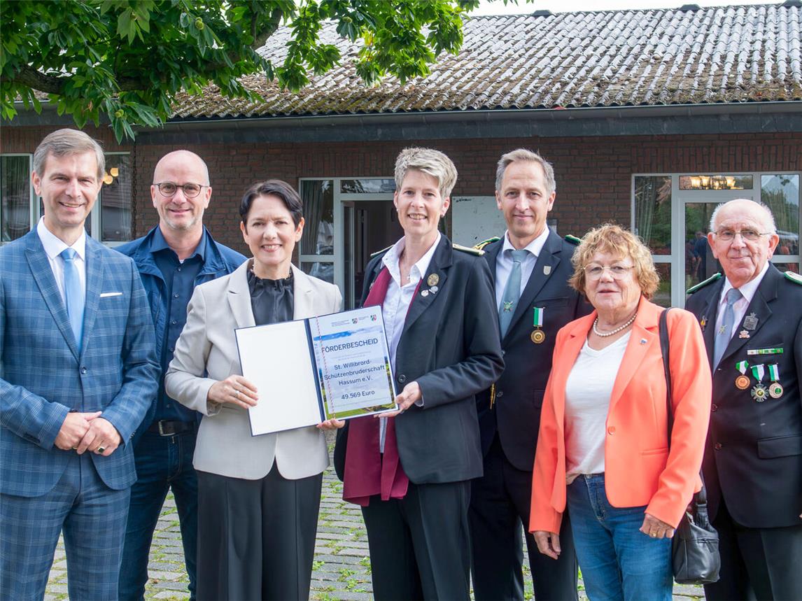 Förderbescheid für die St. Willibrord-Schützenbruderschaft Hassum (v. l.): Stephan Wolters (MdL), Stepah Luyven (Ratsmitglied), Ministerin Silke Gorißen, Isabel Luyven (Brudermeisterin), Ingo Wischinski (Schützenbruderschaft), Anna Peters (1. stellvertretende Bürgermeisterin) und Leo Schoonhoven (Schützenbruderschaft). NN-Foto: Gerhard Seybert