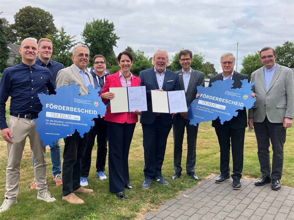 Förderbescheidübergabe für den Dorferlebnisplatz und den Spielplatz Frasselt durch NRW-Landwirtschaftsministerin Silke Gorißen (5. v. l.) mit Bürgermeister Ferdi Böhmer (6. v. l.). Foto: Gemeinde Kranenburg