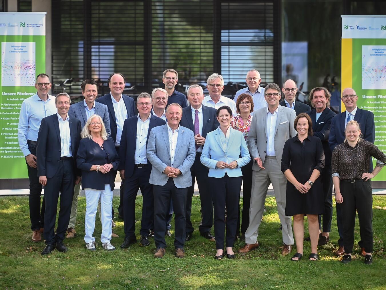 Förderer und Unterstützer der Stiftungsprofessur von Prof. Dr. Natalie Laibach (vorne rechts). Foto: MvO