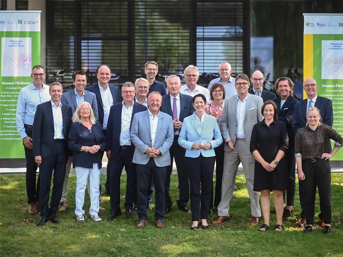Förderer und Unterstützer der Stiftungsprofessur von Prof. Dr. Natalie Laibach (vorne rechts). Foto: MvO