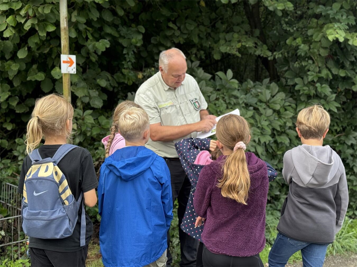 "Förster Andreas Thoneick erklärt Kindern die Waldjugendspiele im Wald, Stadt Geldern."