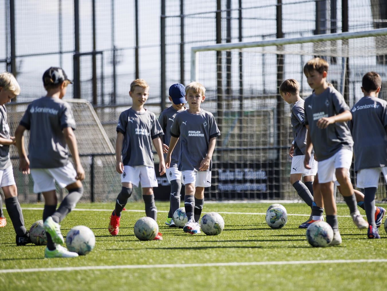 "Fohlen Academy Feriencamp 2025 im Borussia Park, spielende Kinder auf dem Fußballfeld"