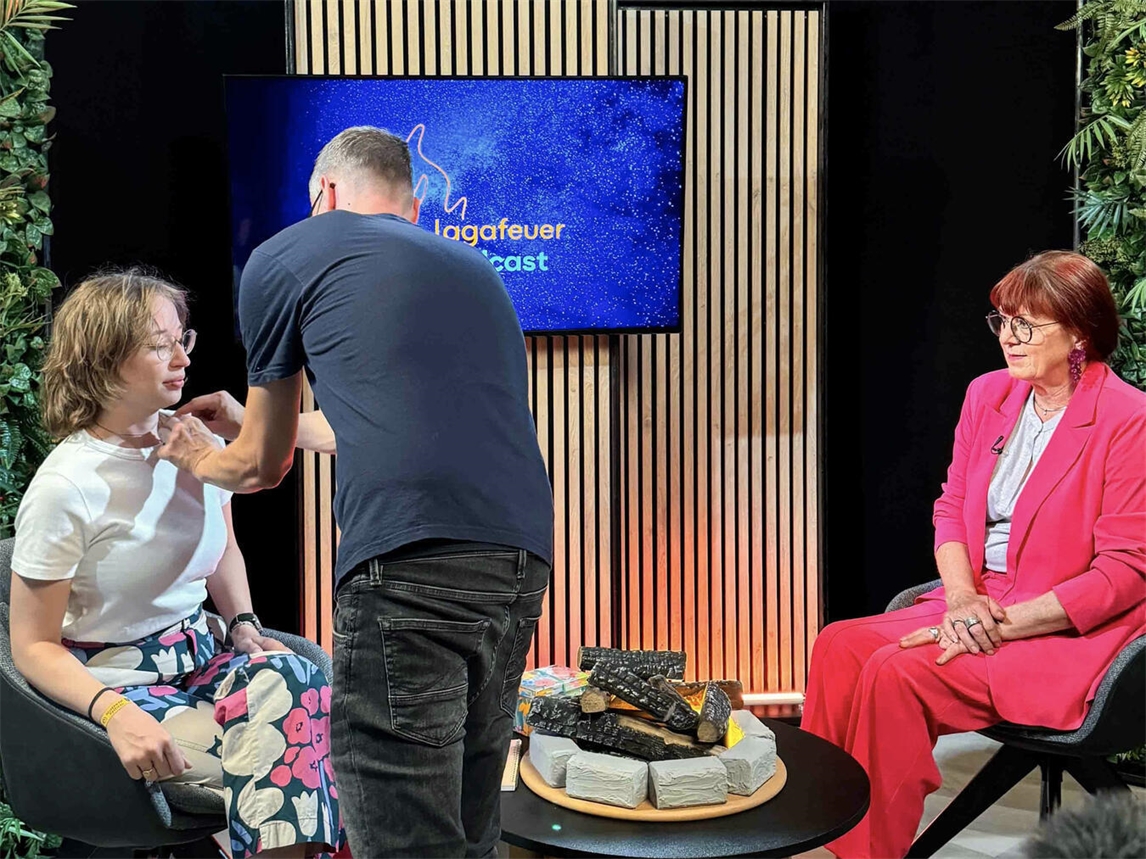 "Lena Frost, Ute Marks und Manuel Funda im Podcast-Studio, Foto von Mariam Hachem"