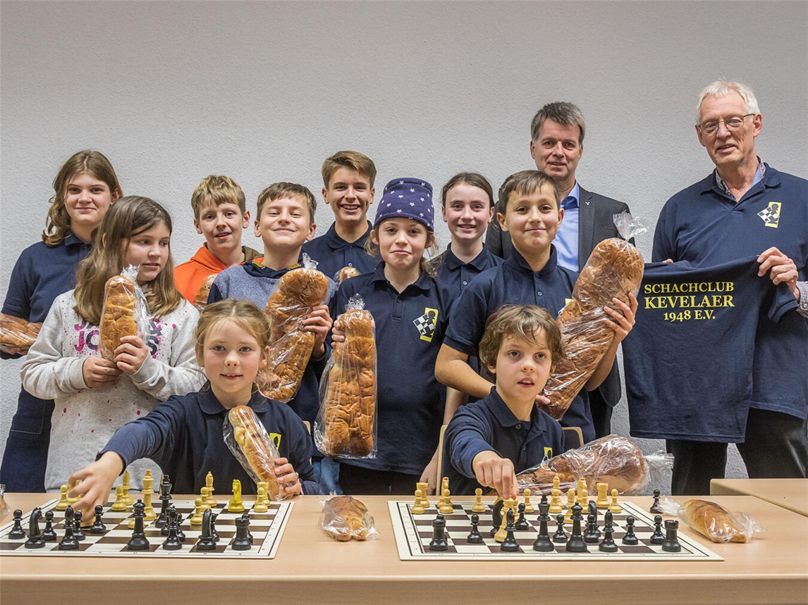 "Stimmungsvolle Landschaft bei Sonnenuntergang mit Bergen und See, Naturfotografie von Thomas Rauers"