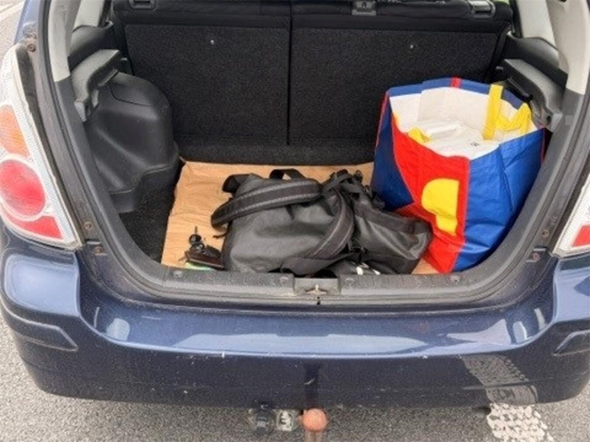 "Bundespolizei-Patrouillenwagen vor modernem Gebäude bei sonnigem Wetter"