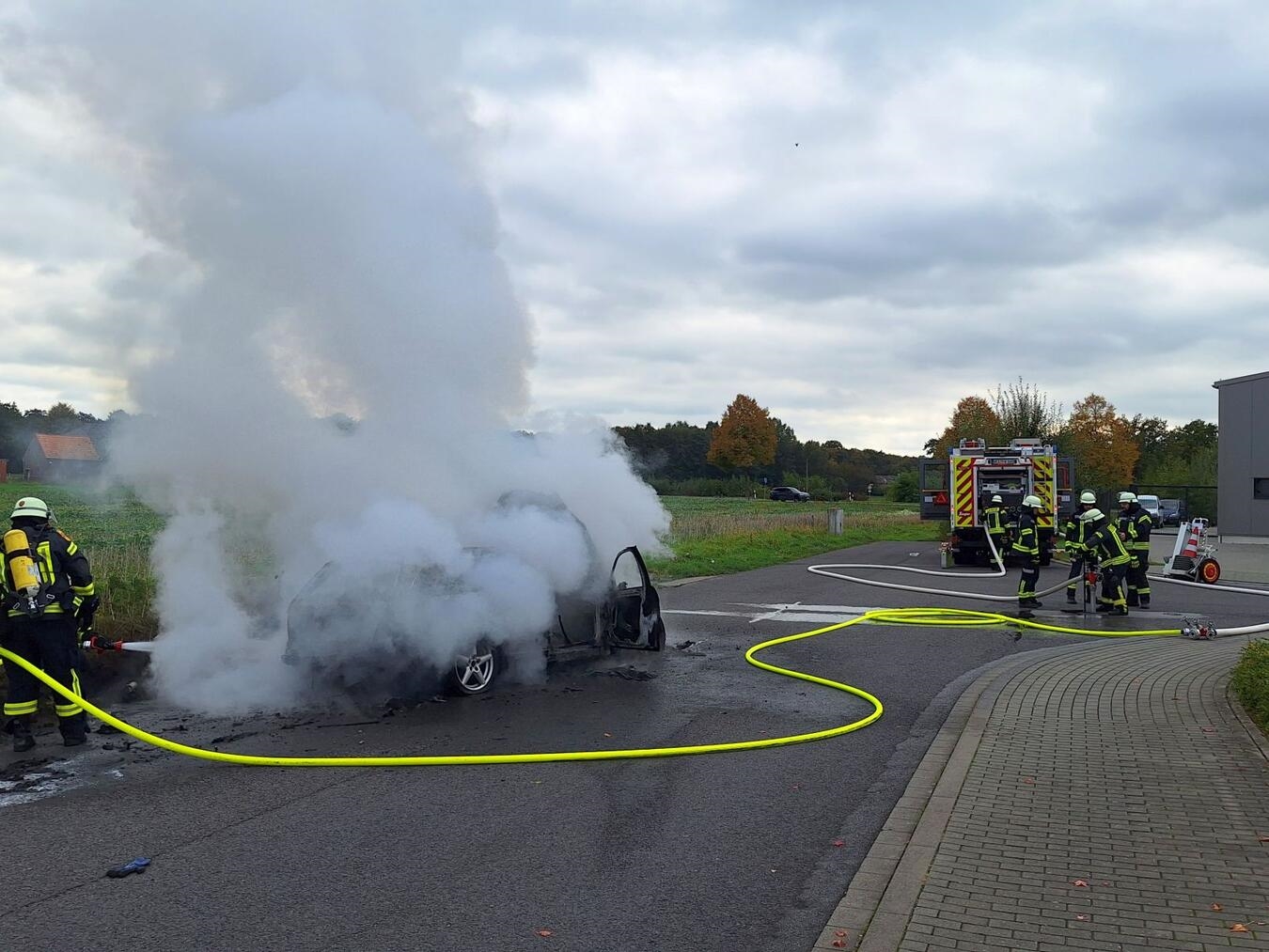 PKW-Brand im Gewerbegebiet Foto: Feuerwehr Sonsbeck