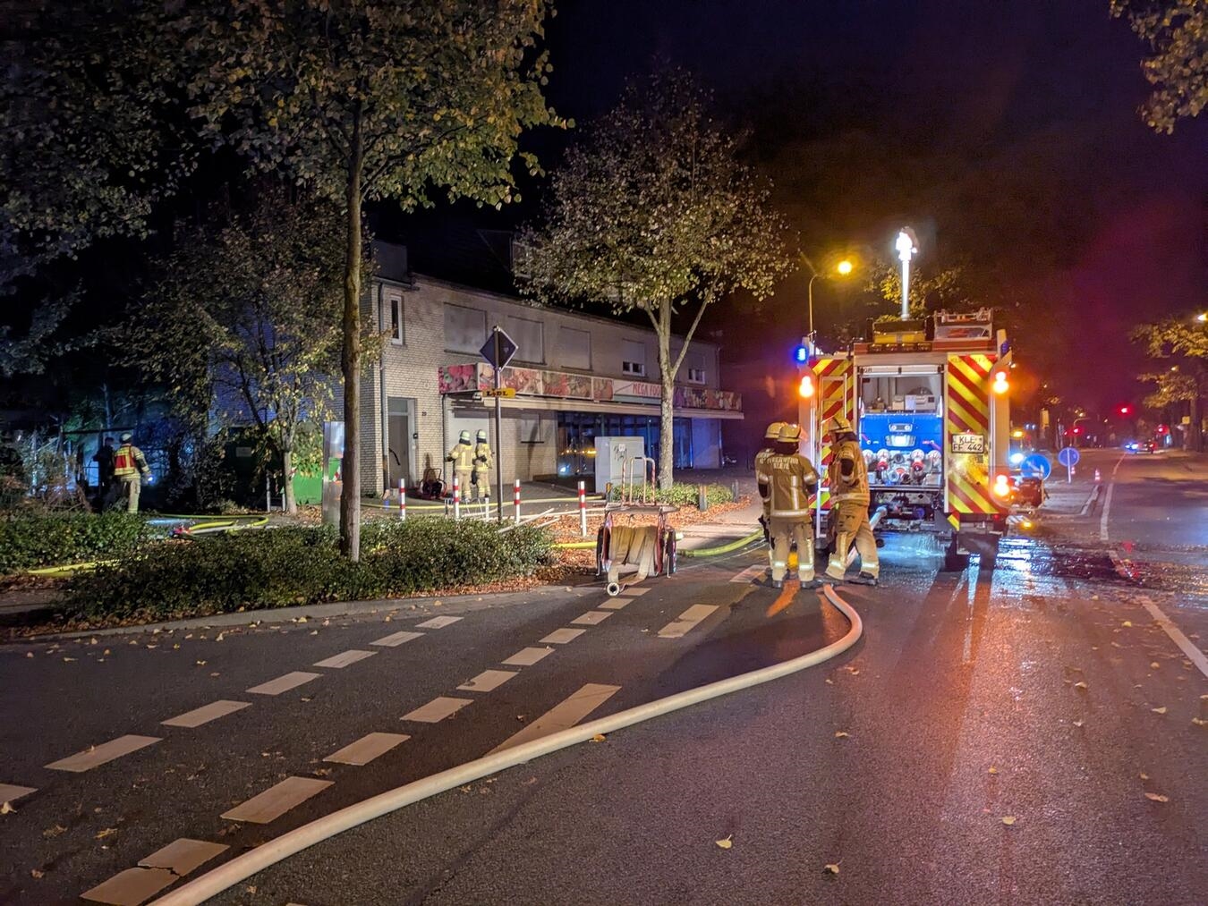 Nächtlicher Brand zwischen zwei Gebäuden in Kleve Foto: FFW Kleve