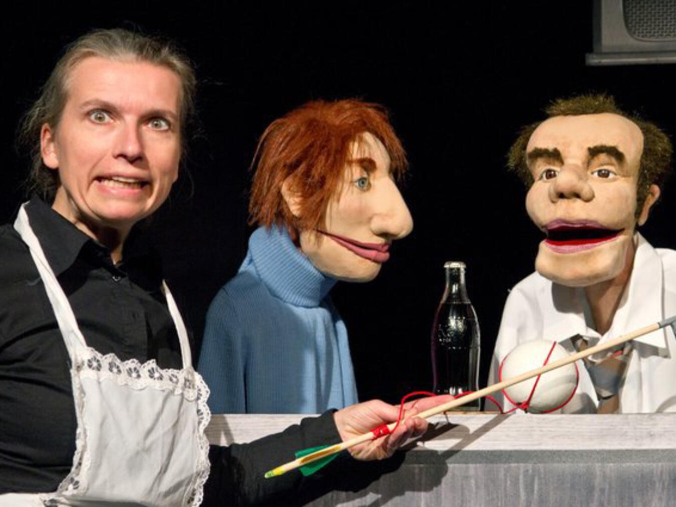 "Figurentheater Blaues Haus, bunte Puppenaufführung auf Bühne"