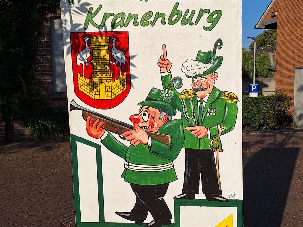 "Schützenverein Kranenburg-Scheffenthum Mitglieder in traditioneller Tracht bei Parade"