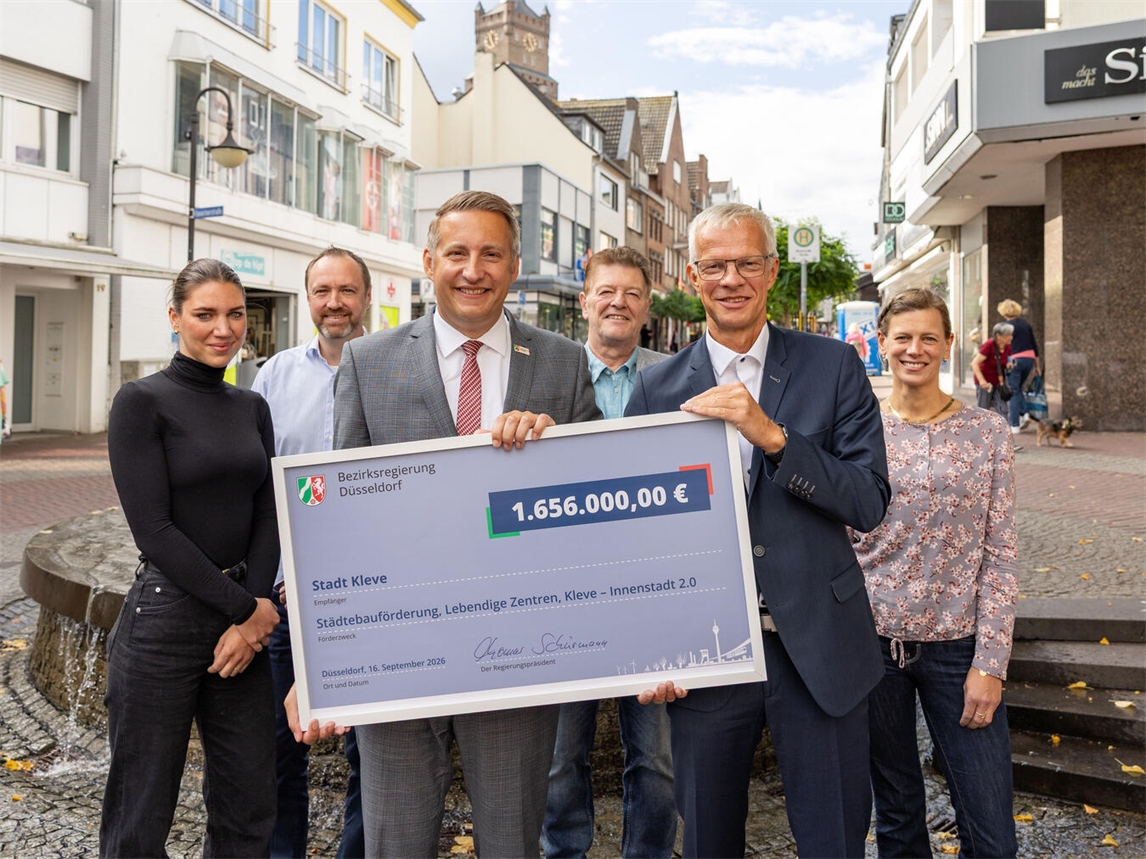 "Panoramablick auf die Stadt Kleve, historisches Stadtbild mit grünen Parks und mittelalterlicher Architektur"