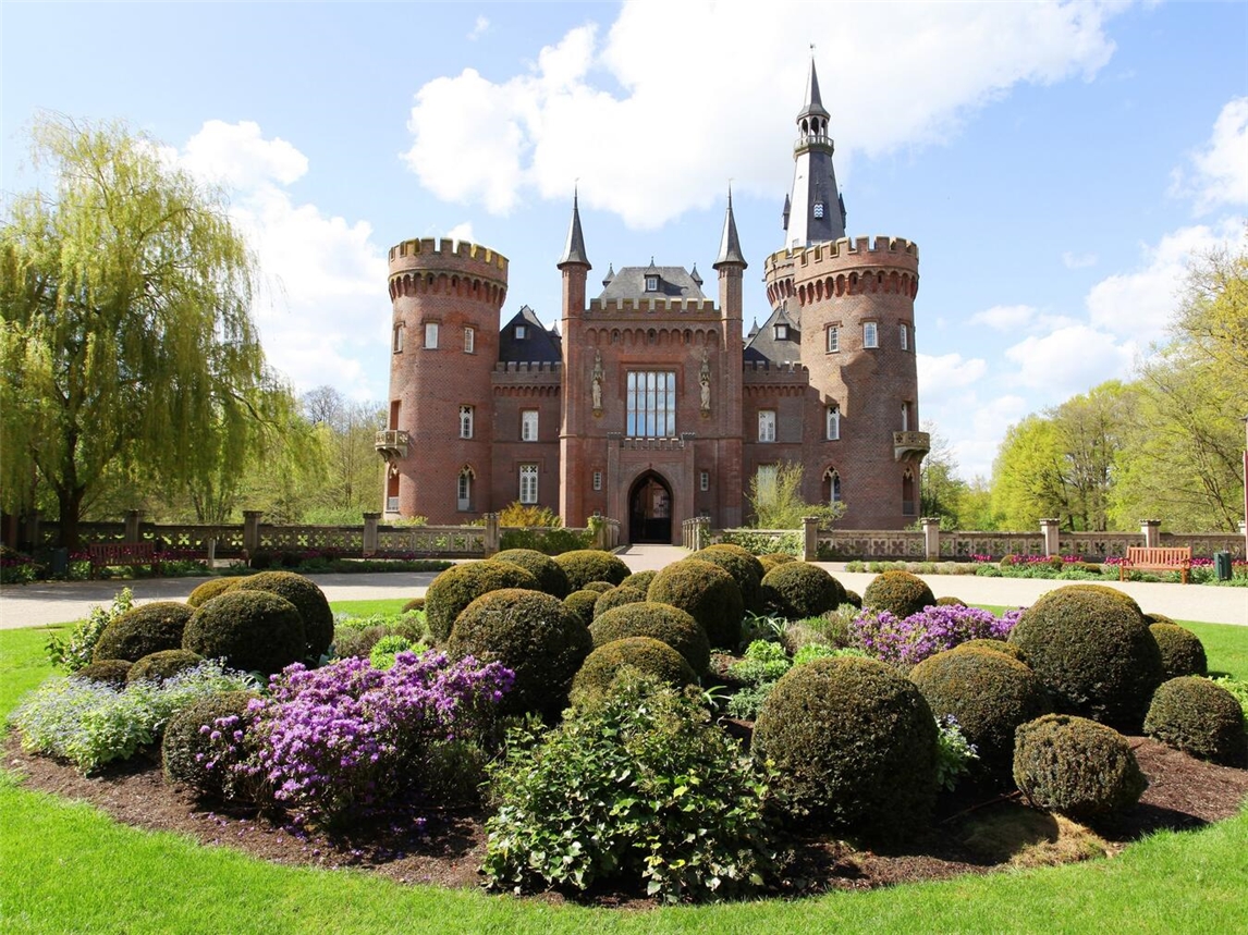 "Historische Schlossfassade bei Sonnenuntergang, Museum Schloss Moyland"