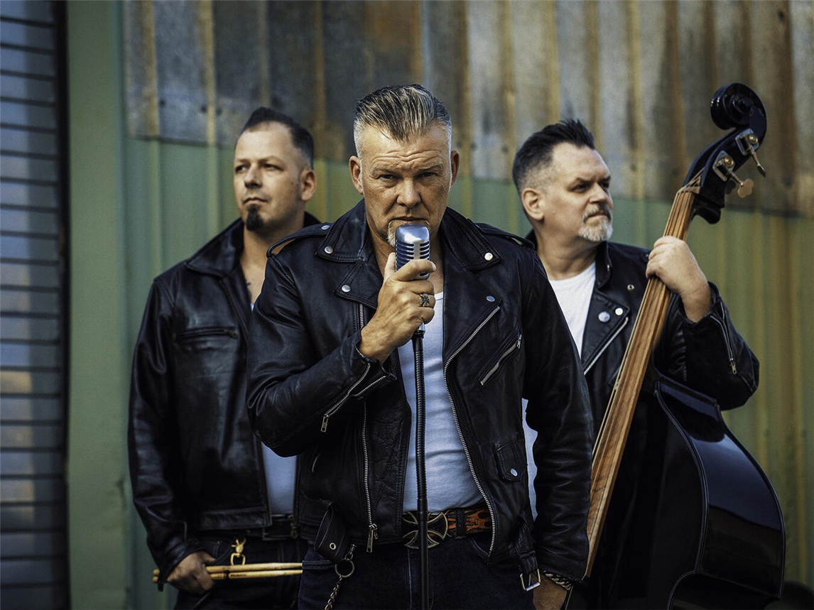 "Band The Strike Kings bei Live-Auftritt, Gitarren und Schlagzeug auf Bühne, energiegeladene Performance, Rockmusik-Konzert"
