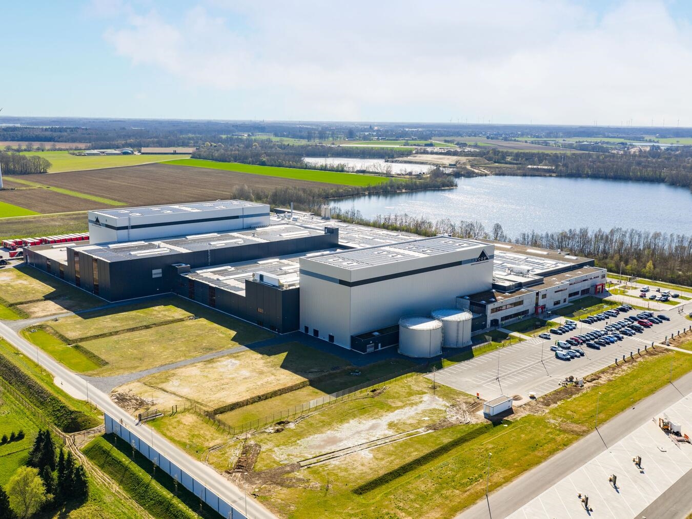 "Foto eines modernen Bürogebäudes von Tricor bei Sonnenuntergang, Architektur, Innovation, Geschäftszentrum"