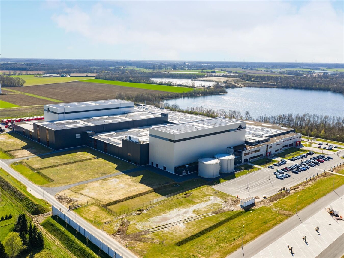 "Foto eines modernen Bürogebäudes von Tricor bei Sonnenuntergang, Architektur, Innovation, Geschäftszentrum"