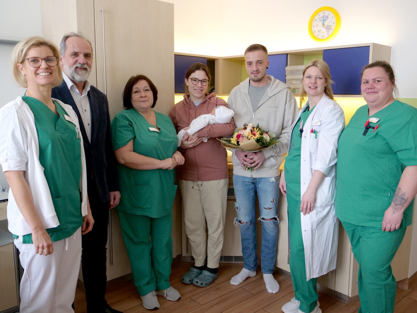 Foto von links: Oberärztin Dr. Indra Pleßmann, Krankenhausdirektor Jürgen Gerhorst, Stv. Leitende Hebamme Irina Semenov, Familie Jansen mit Linus, Assistenzärztin Elena Reßing, Hebamme Cosima Sonnenberg Foto: Marien-Hospital Wesel