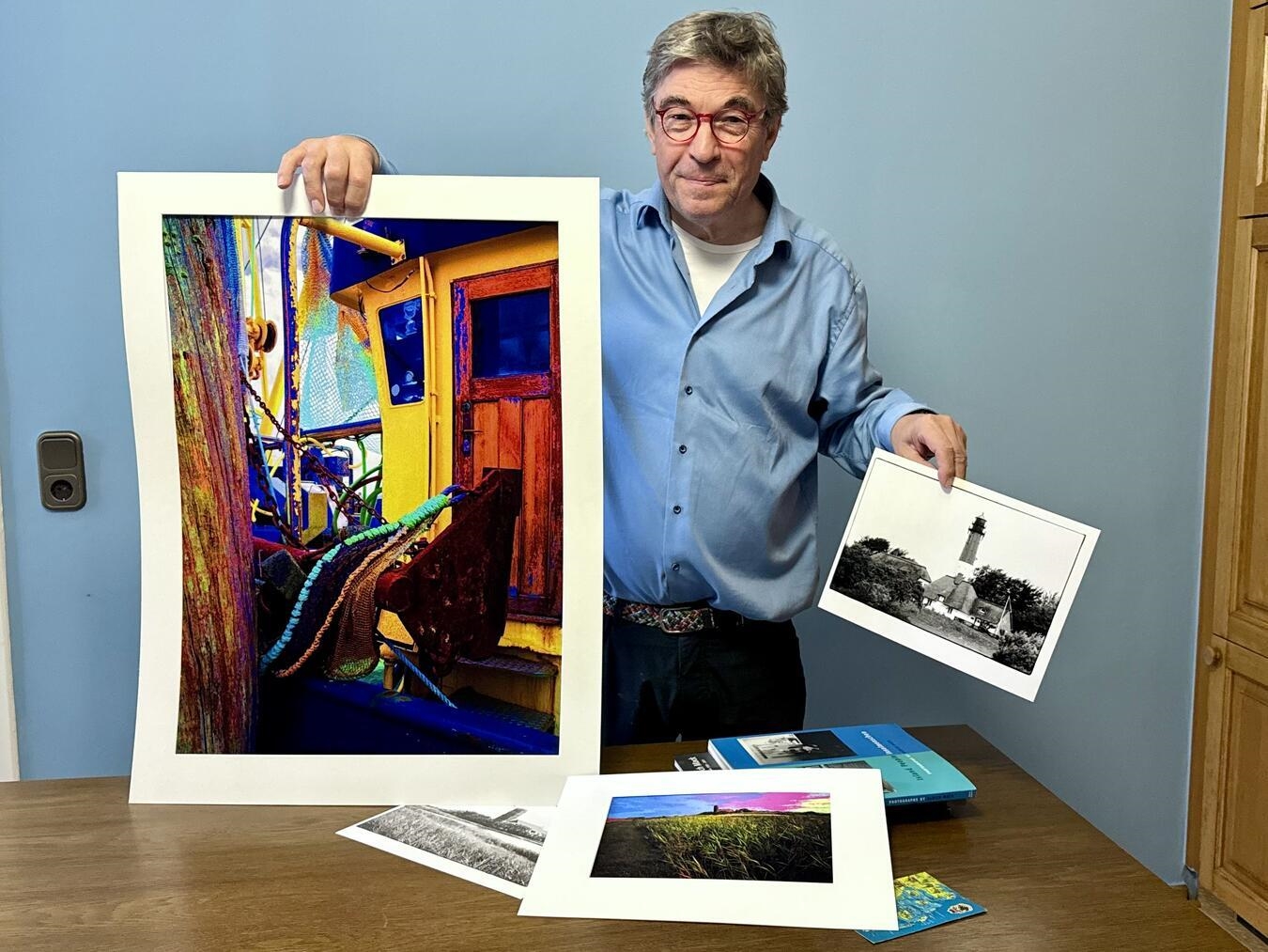 Fotograf Armin Fischer mit ausgewählten Bildern seiner Ausstellung. NN-Foto: SP