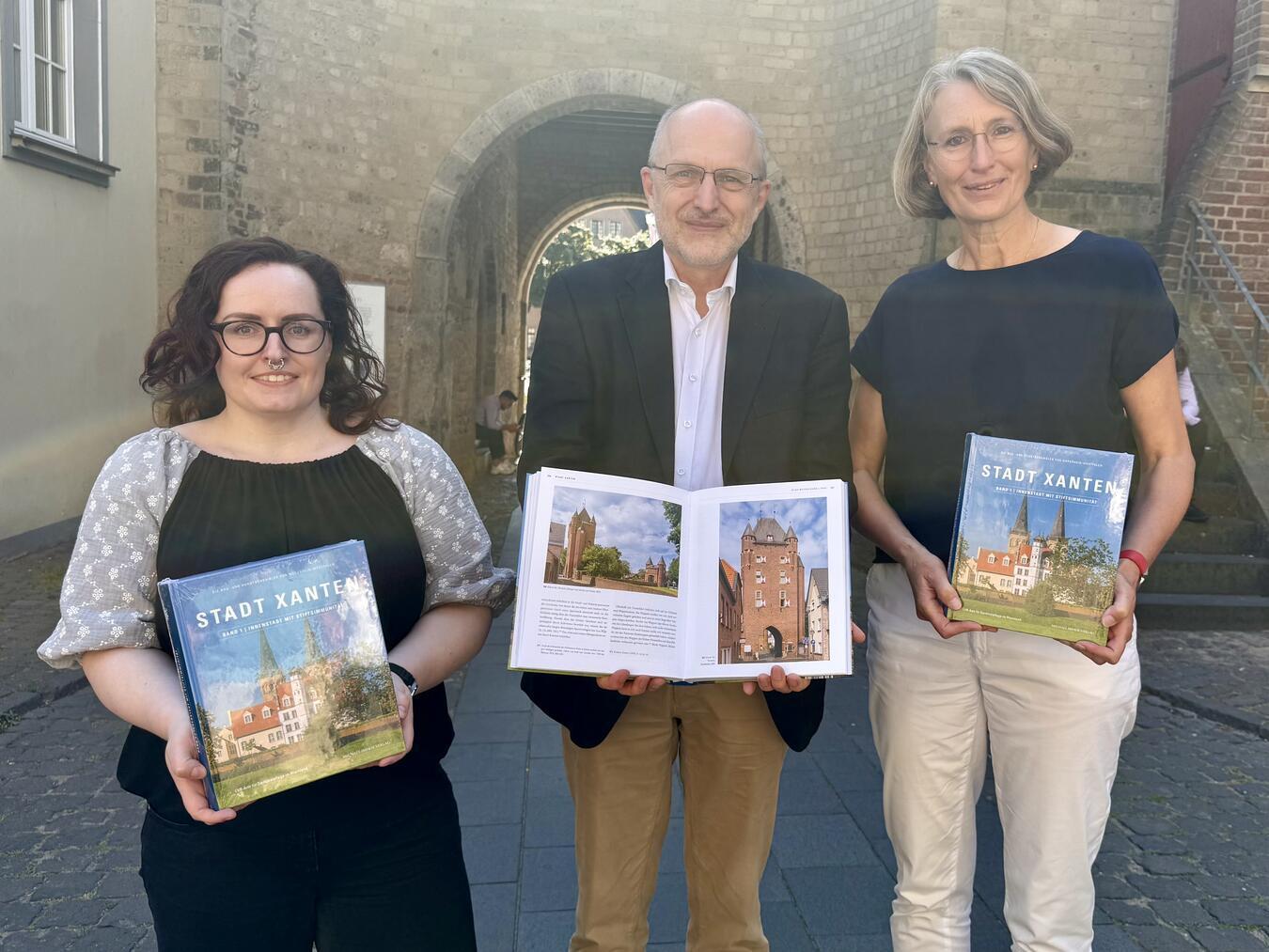 Fotografin Viola Blumrich, Autor Godehard Hoffmann und Herausgeberin Andrea Pufke NN-Foto: SP