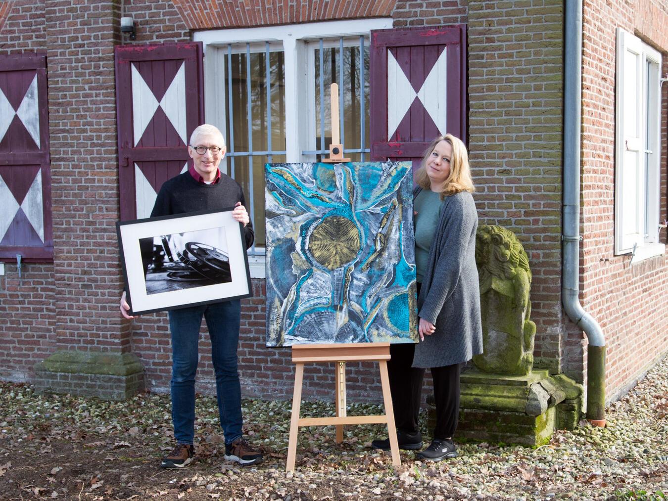 Fotos und Acrylmalerei zeigen Theo Drießen und Eva-Maria Krissler. Foto: Andrea Joosten