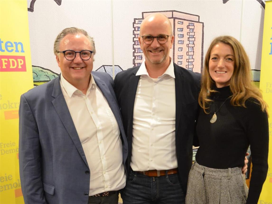 Fraktionsvorsitzender Michael Thissen, der gewählte Burgermeisterkandidat von FDP und CDU Stephan Luyven und die neue Ortsvorsitzende der Gocher FDP Maria Feith-Kuballa. Foto: privat