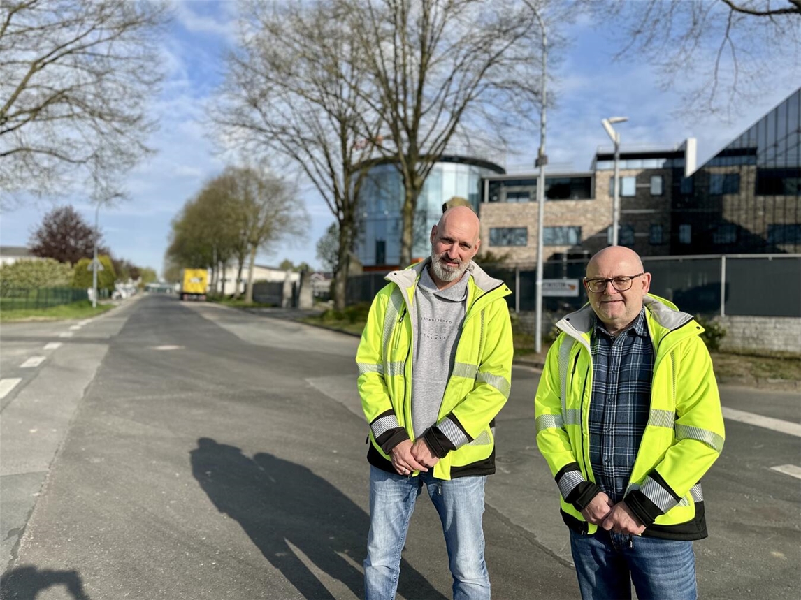 Frank Hackstein und Michael Silber feiern den Abschluss der Baumaßnahme am Marktweg in Geldern.