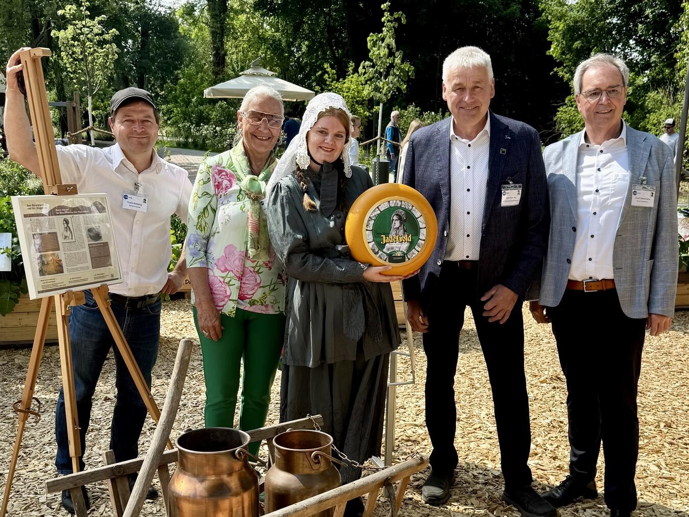 Gruppenfoto mit Frank Mehring und Vereinsmitgliedern bei einer Veranstaltung im Museum Forum Arenacum, Rindern.