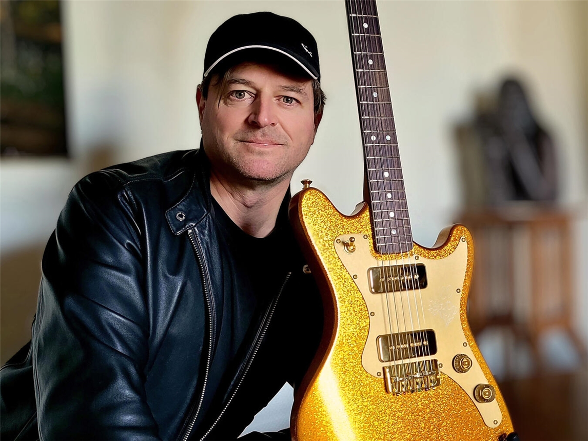 Frank Mehring mit Freedom Guitar von Dave Lewis und Richard Thaine zur Würdigung transatlantischer Freundschaft und Freiheit.