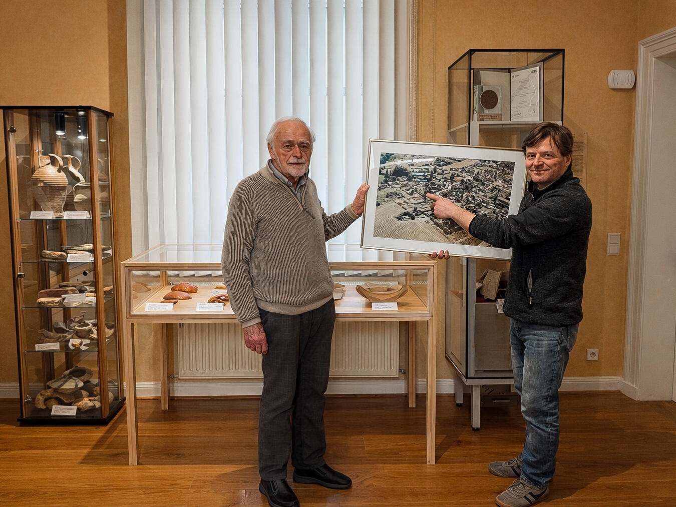 Frank Mehring (r.) und Roland Verheyen vom Museum Forum Arenacum vor römischen Funden aus Ausgrabungen auf dem Gelände des Veronika-Hauses. Foto: J. Gietemann
