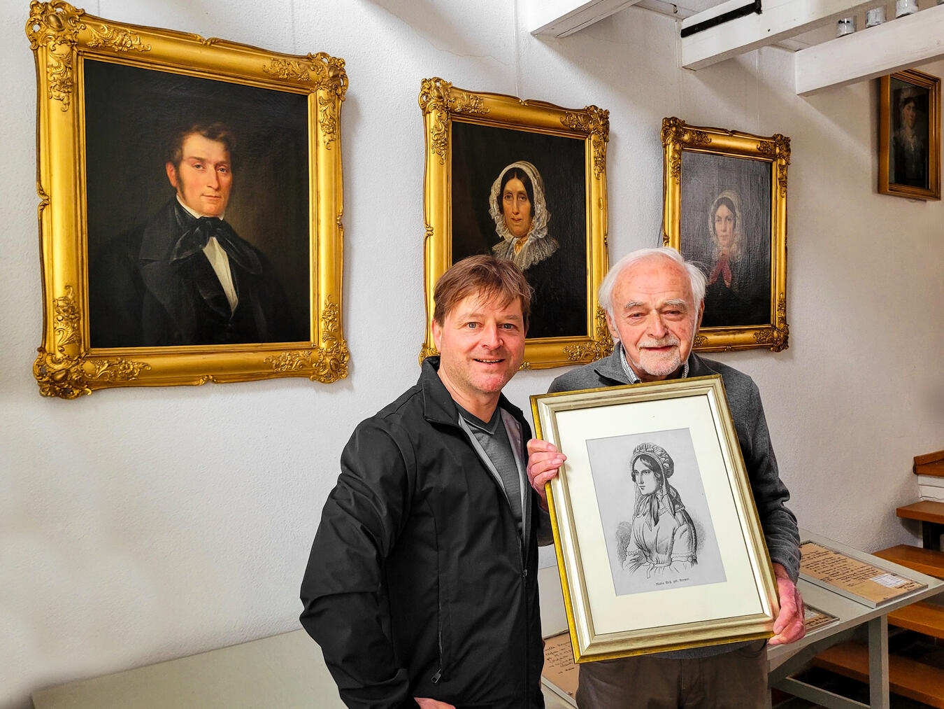 Frank Mehring und Roland Verheyen vor den historischen Reymer-Porträts, die nun erstmals in Rindern gezeigt werden. Foto: Joke Ruijs