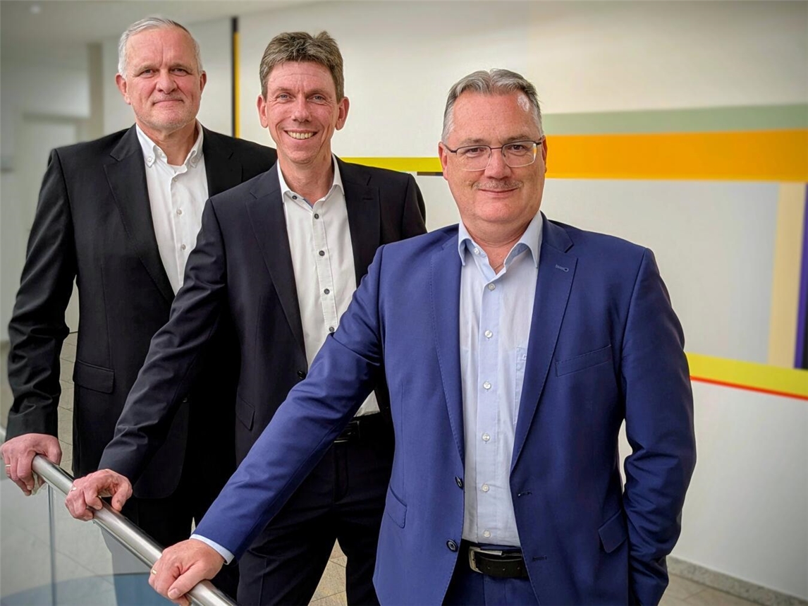 Frank Ripkens (Mitte) mit dem Aufsichtsratsvorsitzenden Wilhelm Wolters (l.) und Vorstandsmitglied Severin-Peter Seidel (r.). Foto: Volksbank Kleverland
