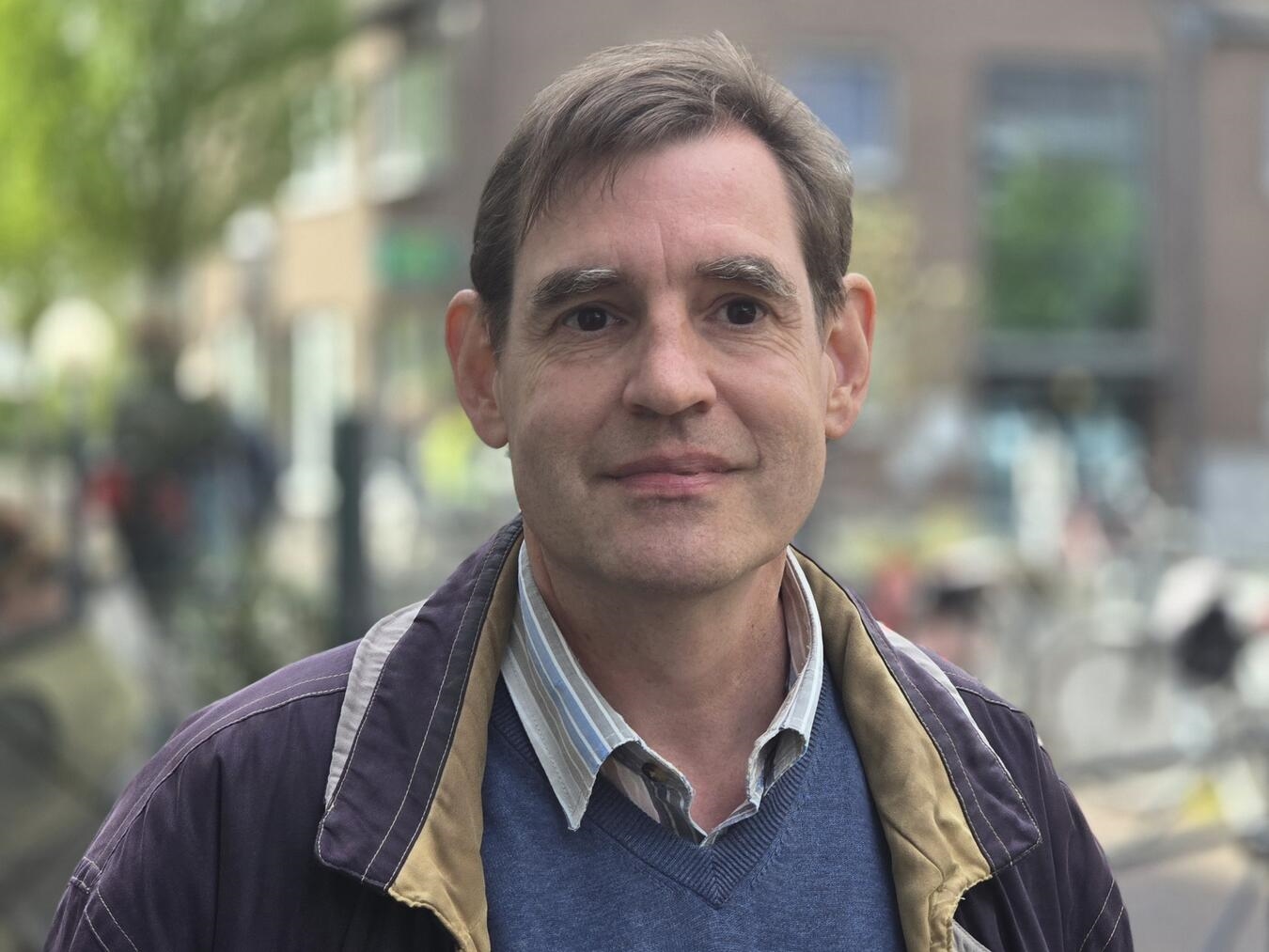 "Frank Saueressig lächelt optimistisch in die Kamera, symbolisiert positive Geschäftsentwicklung"