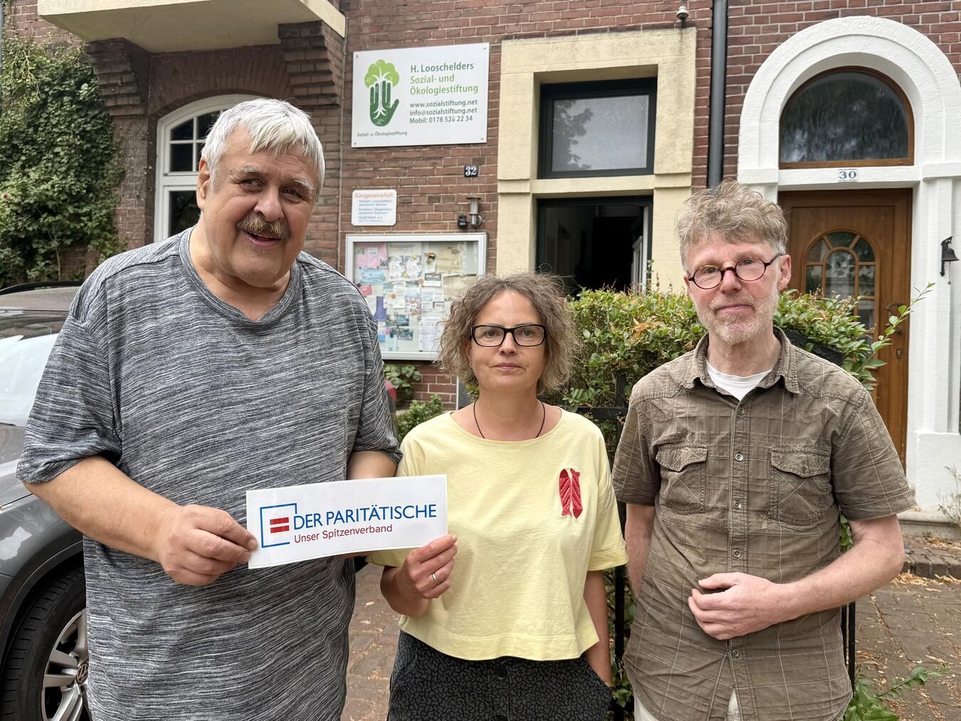 Frank Schagarus, Jutta Seven und Herbert Looschelders (v.l.) beraten Betroffene bei den kostenlosen Sozialtreffs in Goch und Kleve. NN-Foto: SP