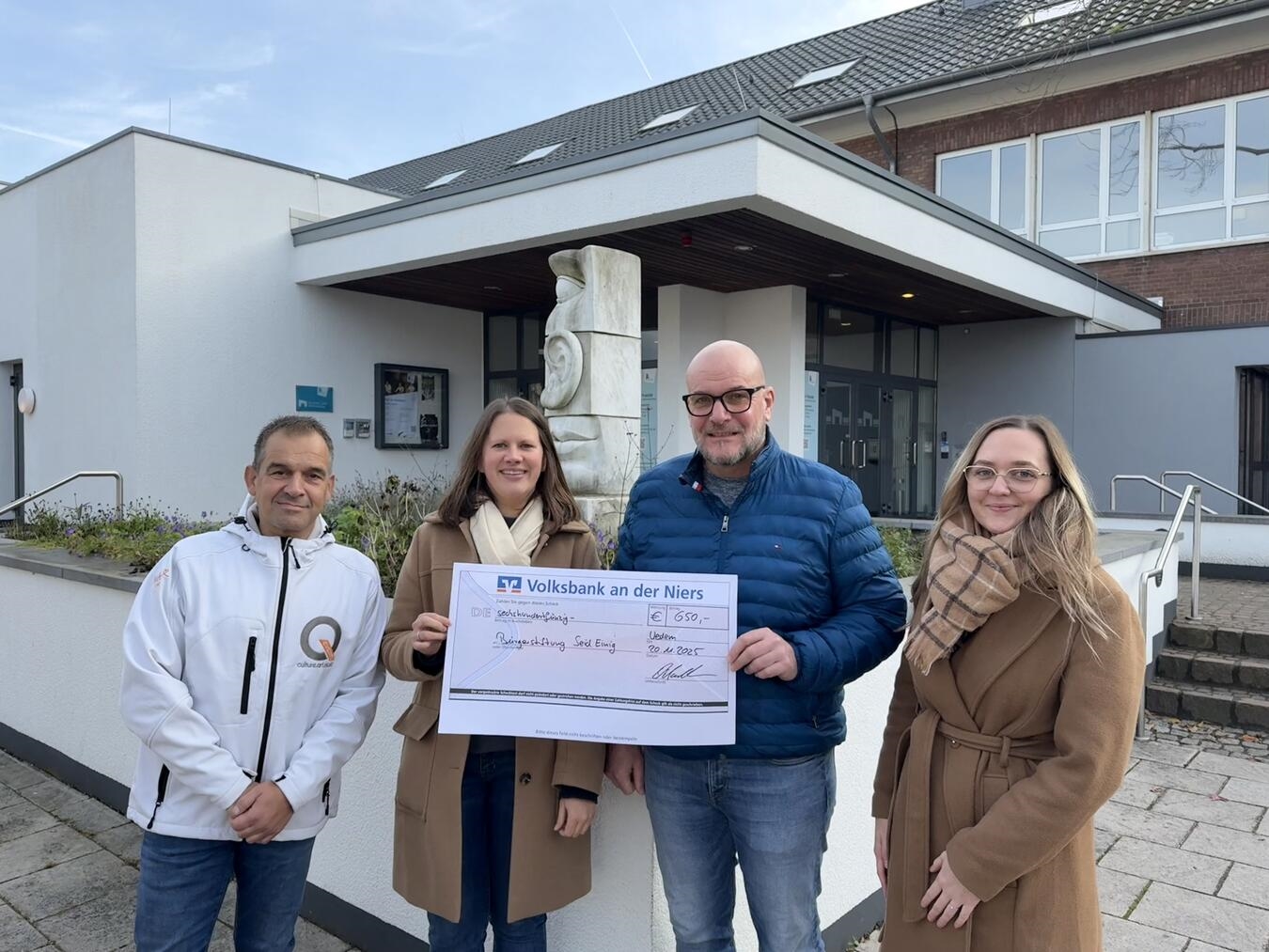 Frank Servas von der Bürgerstiftung „Seid Einig“ freut sich über die Spende in Höhe von 650 Euro. V.l: Dirk van der Koelen (Q-Events), Daniela Cox (Wirtschaftsförderin und Kevelaer Marketing), Frank Servas (Vorstand Bürgerstiftung Seid Einig) und Alina Peters (Kevelaer Marketing). Foto: Q-Events