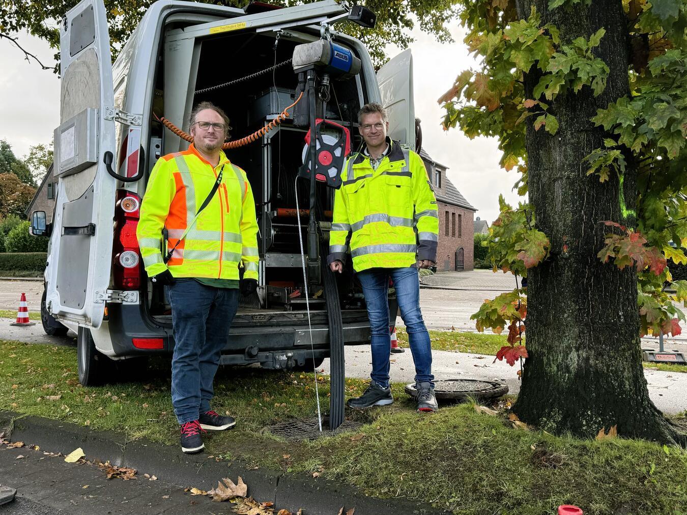 Frank Tielkes vom Abwasserbetrieb der Stadt Rees (r.) und Tobias Angenendt von der Kottowski Ingenieurgesellschaft begleiten die Kanal-Sanierungen. Foto: Stadt Rees