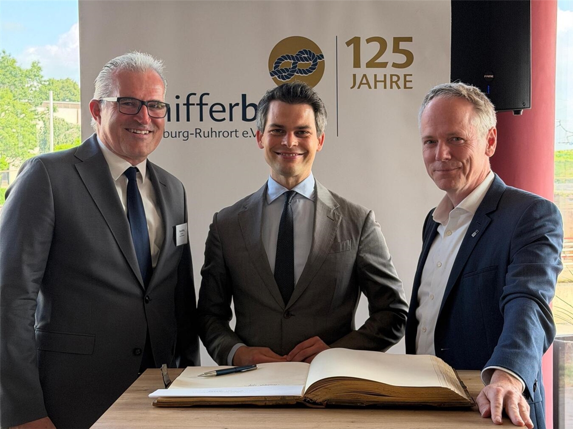 "Frank Wittig, Dr. Christoph Ploß und Ocke Hamann bei Schifferbörse in Duisburg"