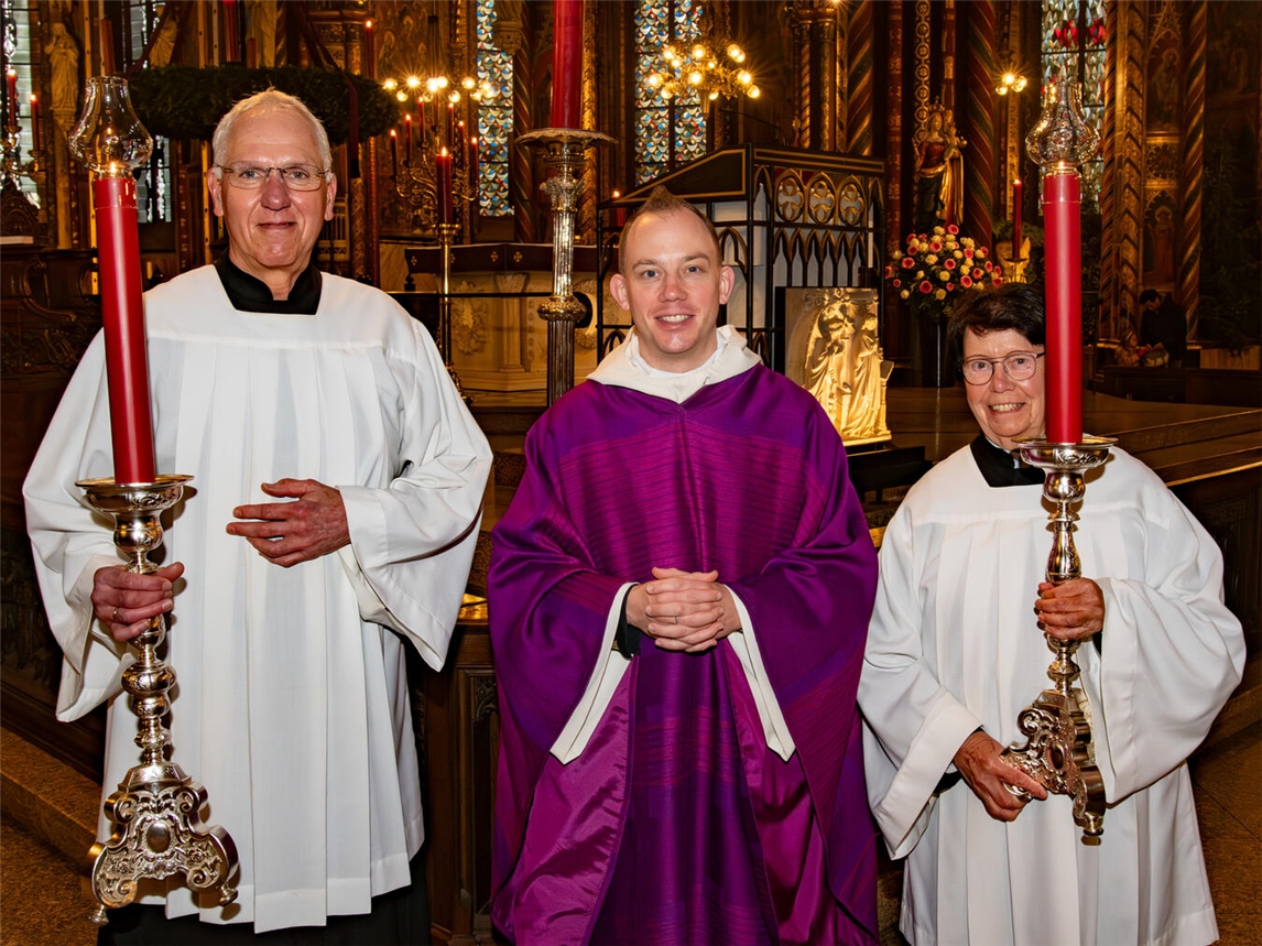 Franz-Josef Baldeau (links) und Elisabeth Wackers gehören zum Stamm der erwachsenen Messdiener in Kevelaer. Pastor Sebastian Frye freut sich über das ehrenamtliche Engagement.Foto: Bischöfliche Pressestelle / Christian Breuer