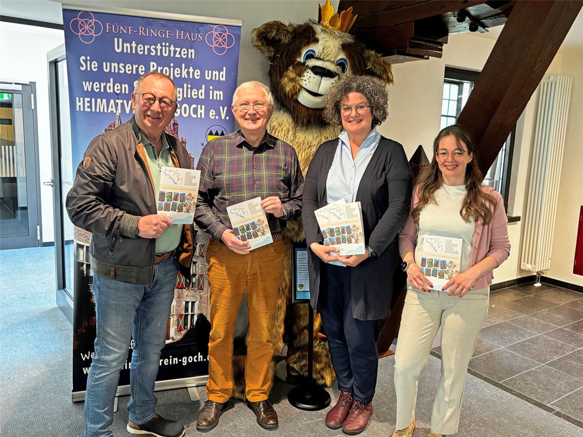 Franz van Beek (Vorsitzender des Heimatvereins), Heinz-Karl Meuskens (stellvertretender Vorsitzender, AK „An Niers und Kendel“), Bärbel Schreiber (Geschäftsführerin) und Mareike Taag (Heimatverein, v.l.) präsentierten im Haus zu den fünf Ringen das neue Heft „An Niers und Kendel“.NN-Foto: CDS