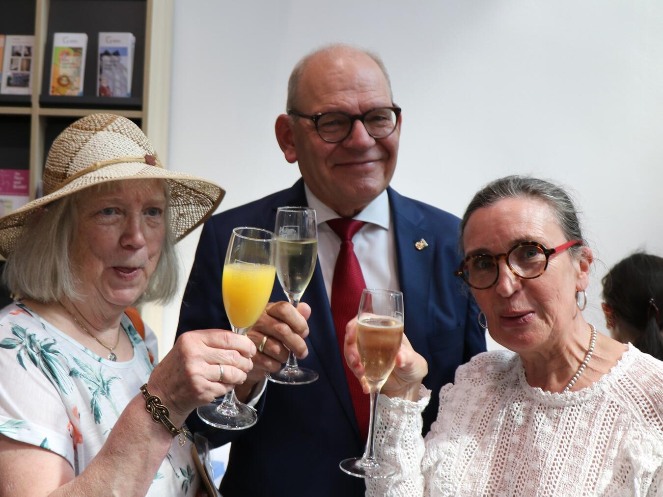Franziska Linnemann (Vorsitzende des Vereins für Städtepartnerschaften Goch), Bürgermeister Ulrich Knickrehm und Nadine Bayou (Vorsitzende des Comité de Jumelage de Redon, v.l.). Foto: privat
