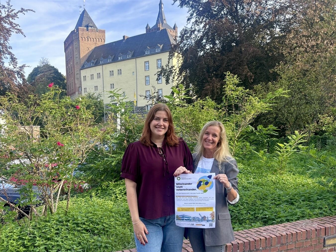 Franziska Rütjes von der Selbsthilfe-Kontaktstelle des Paritätischen im Kreis Kleve (l.) und Nicole Ritter von Papillon (r.). Foto: Selbsthilfe-Kontaktstelle / Papillon