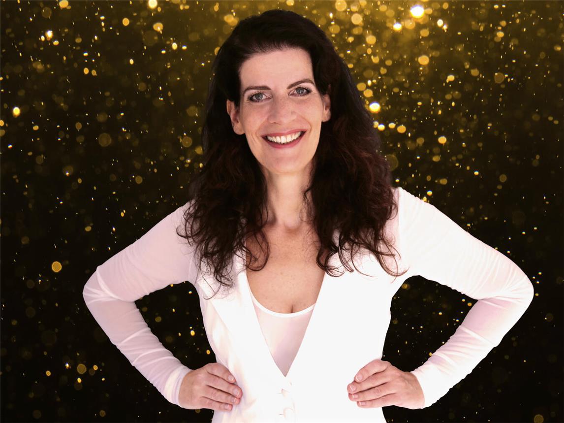 Frau Höpker lädt zum Mitsingkonzert in der Klever Stadthalle. Foto: Erik Sattel