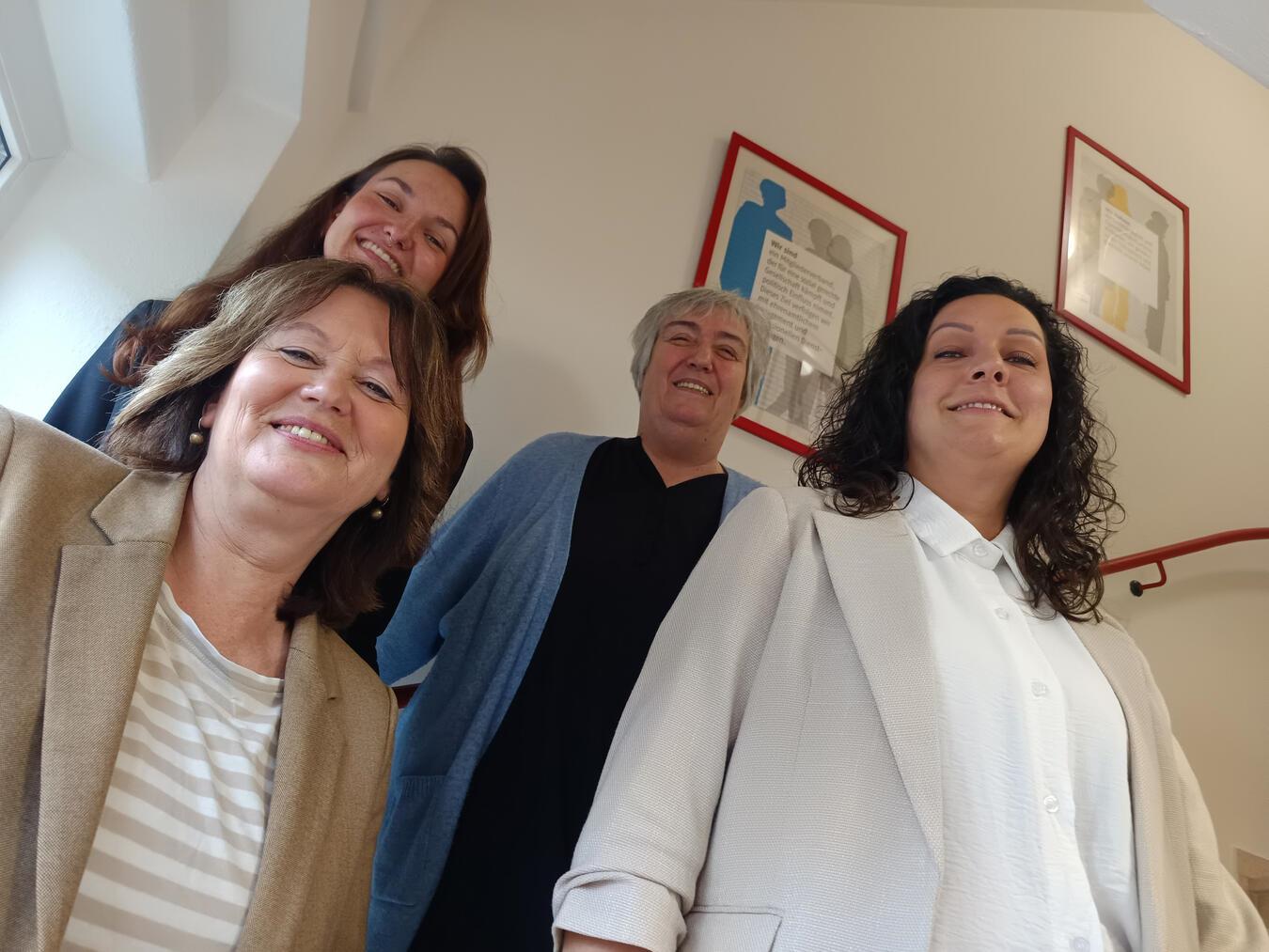 23 Frauen fanden 2024 Schutz im AWO-Frauenhaus Frauenhaus-Leiterin Andrea Hermanns, Erzieherin und Kindheitspädagogin Janine Pietzonka, Geschäftsführerin Marion Kurth und Erziehungswissenschaftlerin Pia Schiwy (v.l.) stellten den Jahresbericht vor. Foto: AWO