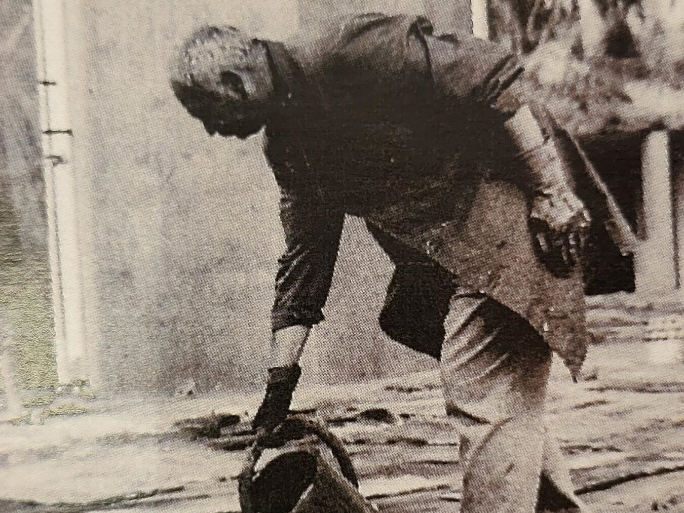Fred Thieler bei der Gestaltung des Kreuzwegs in der Aldegundiskirche Emmerich; dazu verwendete er unter anderem eine Gießkanne und Nesseltuch. NN-Foto: MB